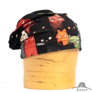 Černá dámská prodloužená čepice s potiskem koček